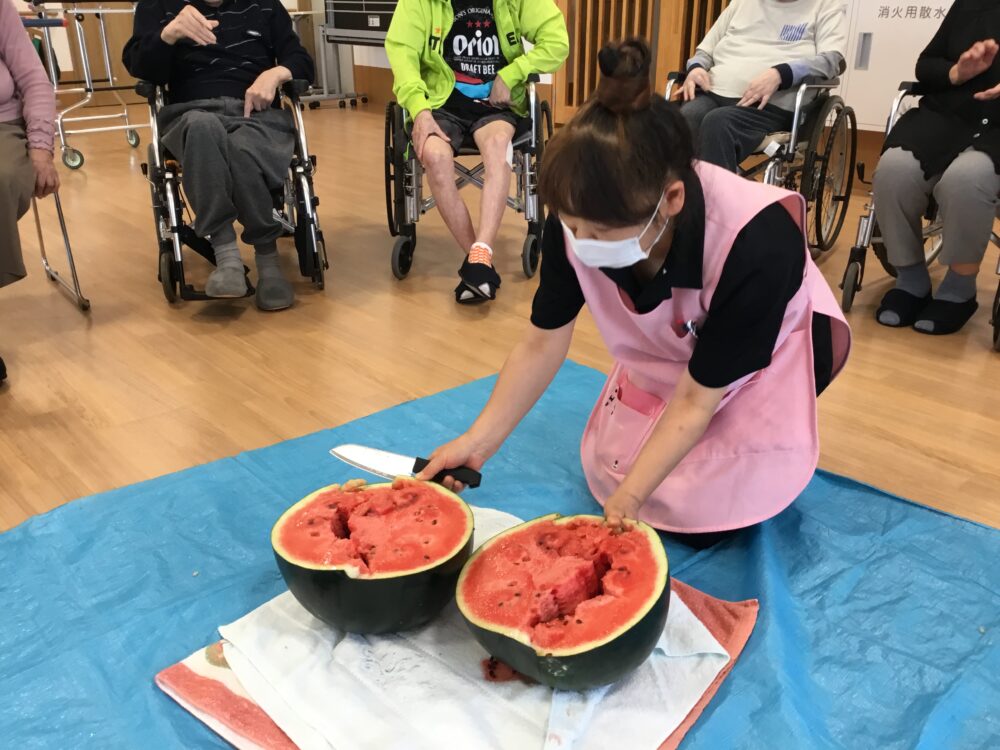 9月も夏気分！スイカ割り開催🍉｜特別養護老人ホーム勝田三思園
